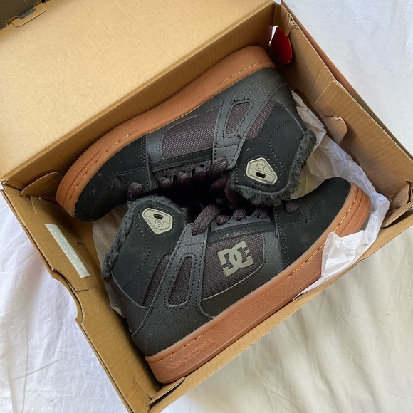 Youth DC SHOE Co w/ FAUX LAMBWOOL 🤭 - Picture 1 of 11
